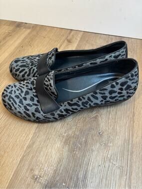 Dansko Oksana Womens Gray Leopard Calf Hair Loafers Nurse Shoes Size 40 9.5
